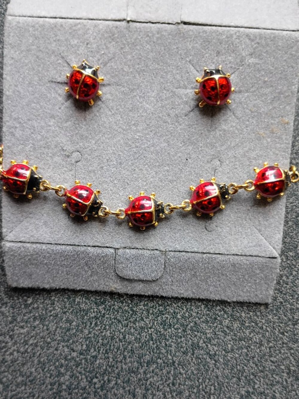 Vintage 1997 AVON Ladybug Stud Earrings & Bracelet Gold Tone Red Black Lady Bug